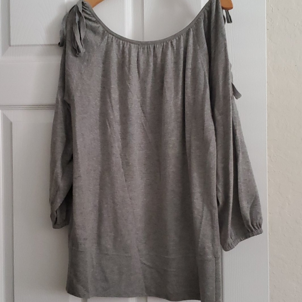 Cache Cold Shoulder Sweater - Picture 2 of 7